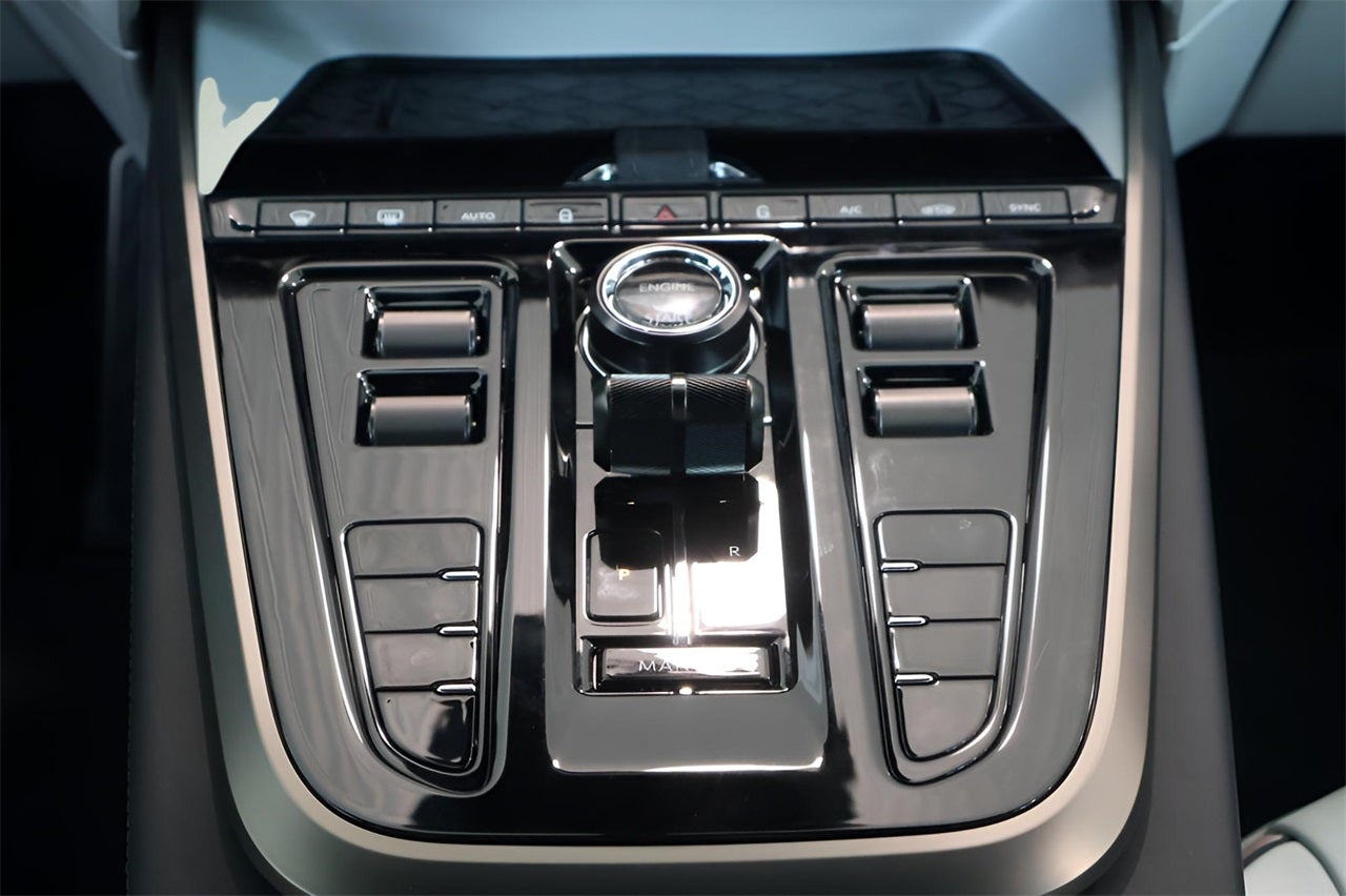 2025 Aston Martin DBX 707