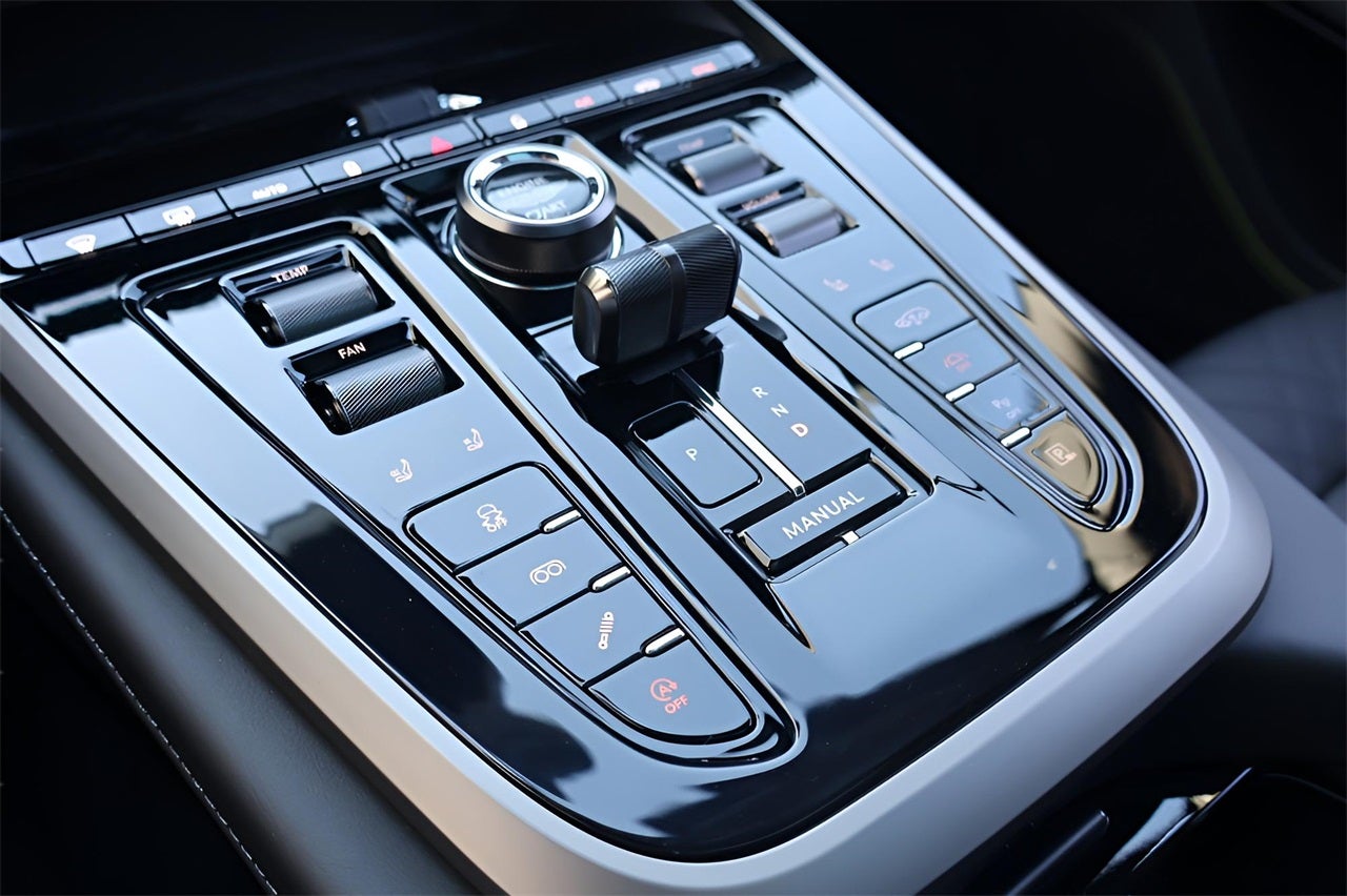 2025 Aston Martin DBX 707