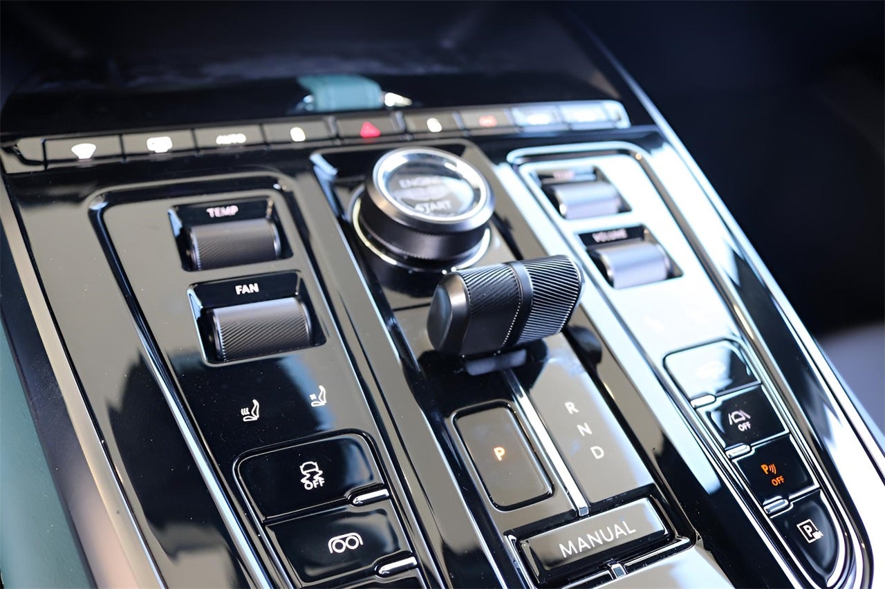 2025 Aston Martin DBX 707