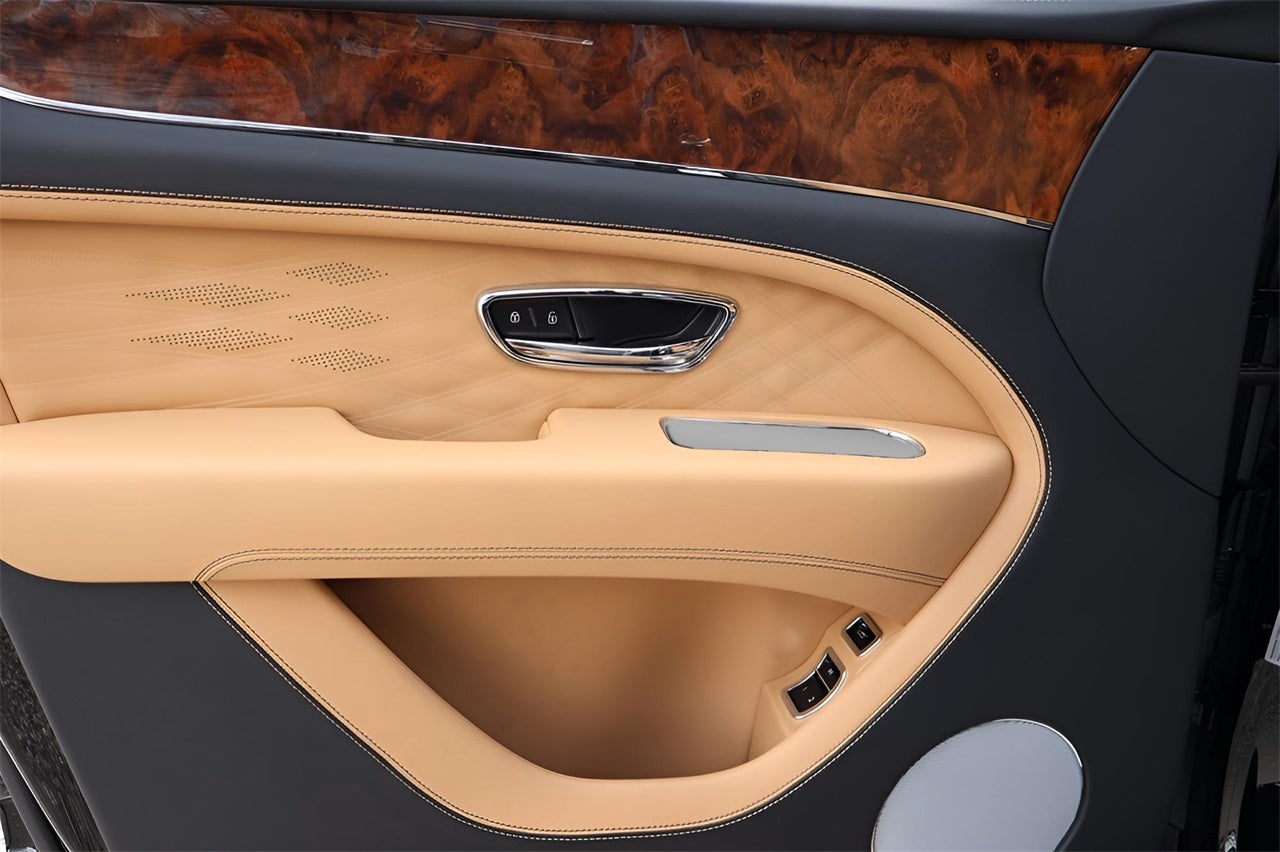 2025 Bentley Bentayga EWB V8