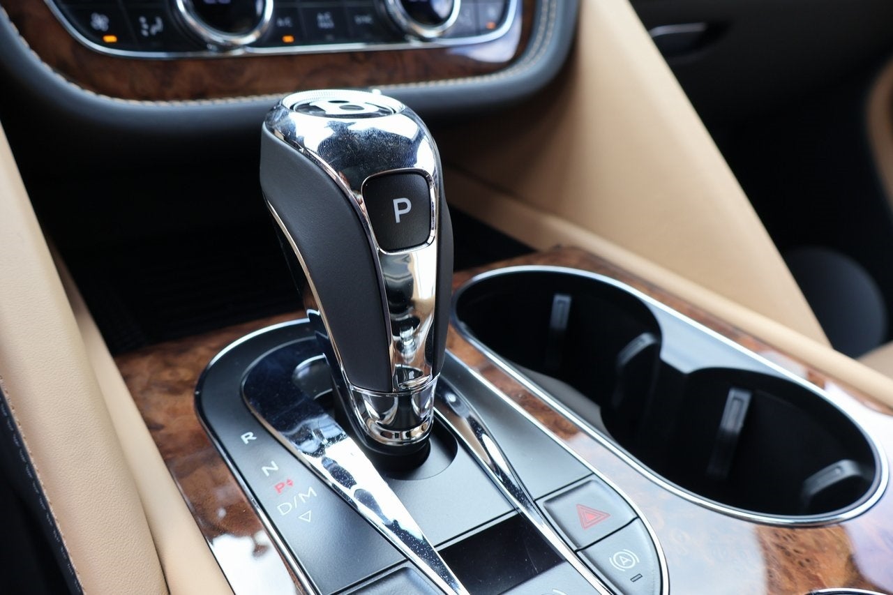 2025 Bentley Bentayga EWB V8