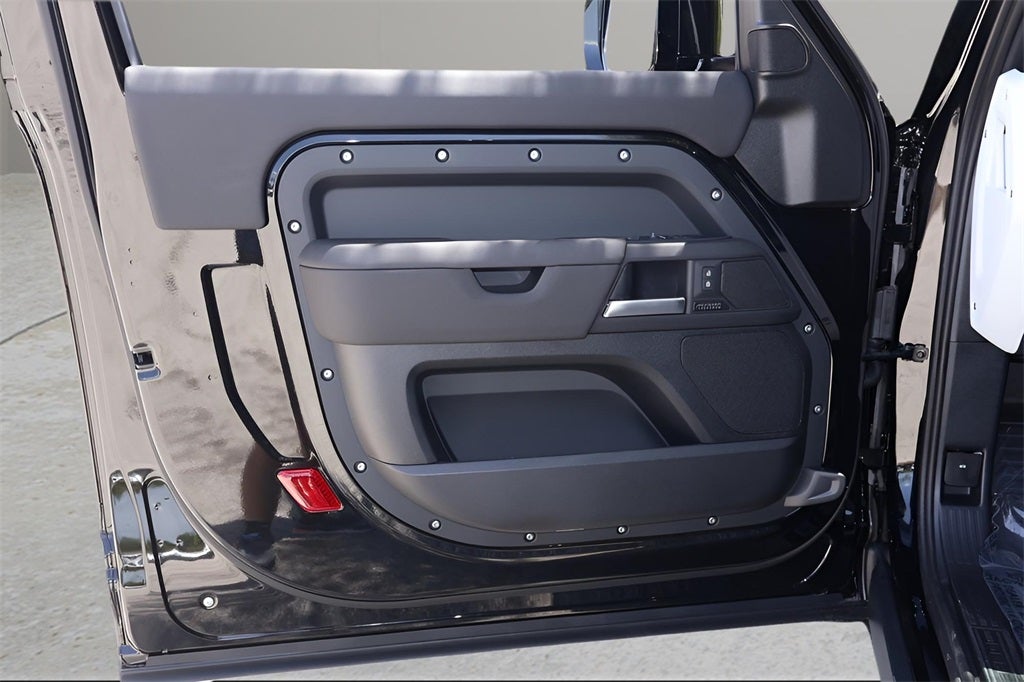 2025 Land Rover Defender 90 X-Dynamic SE