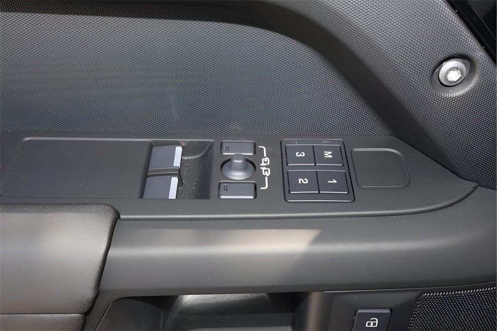 2025 Land Rover Defender 90 X-Dynamic SE