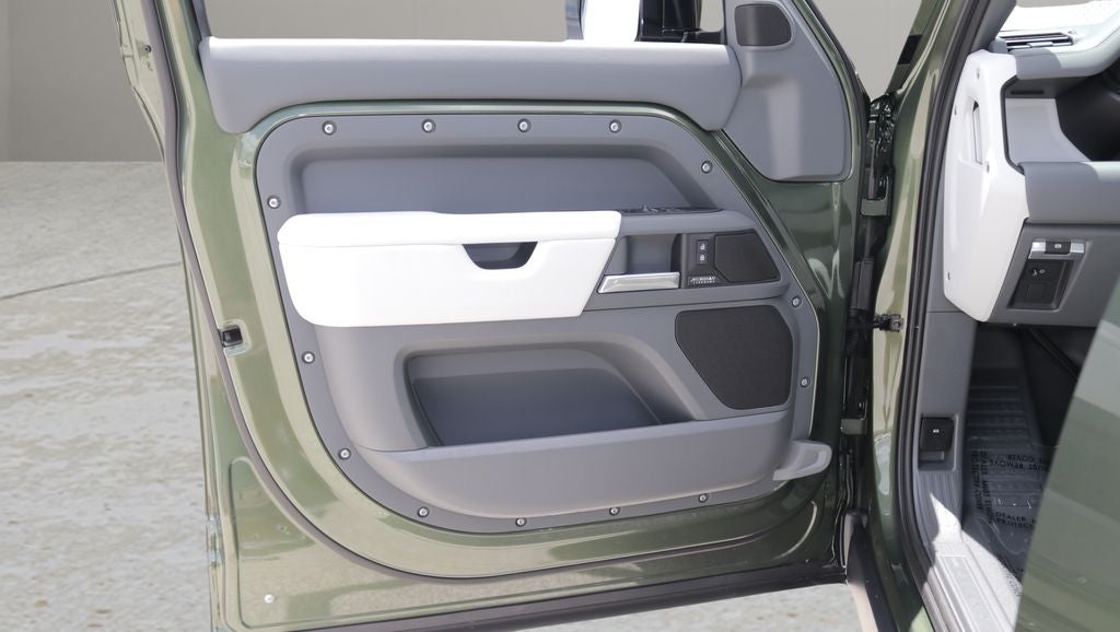 2026 Land Rover Defender 110 X-Dynamic SE