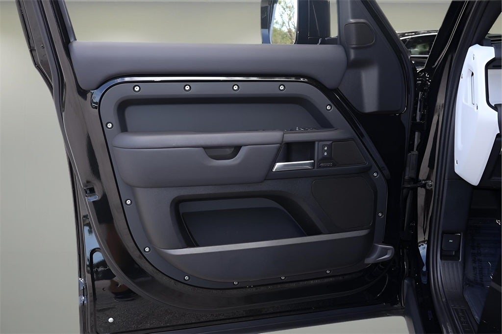 2025 Land Rover Defender 110 X-Dynamic SE