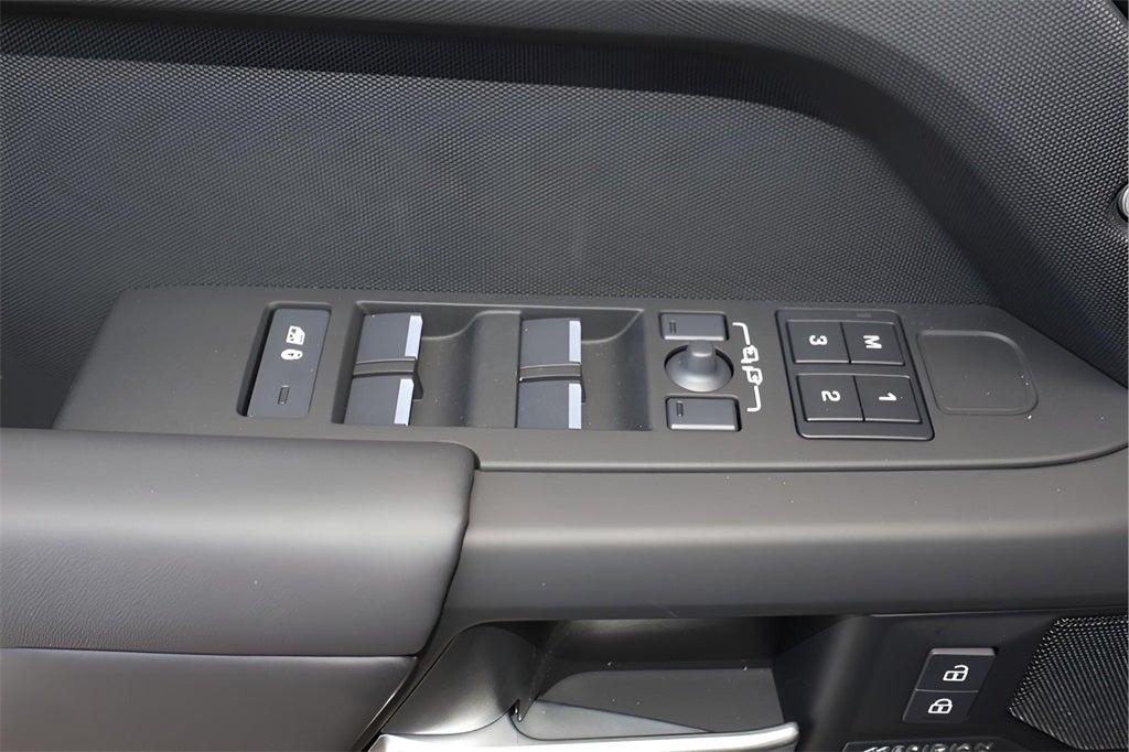2025 Land Rover Defender 110 X-Dynamic SE