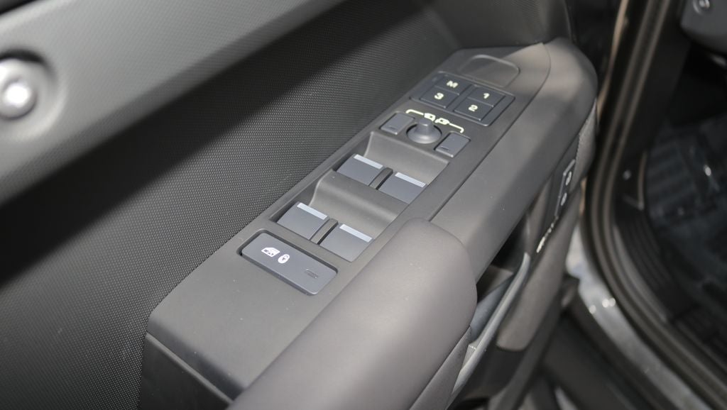 2025 Land Rover Defender 130 X-Dynamic SE