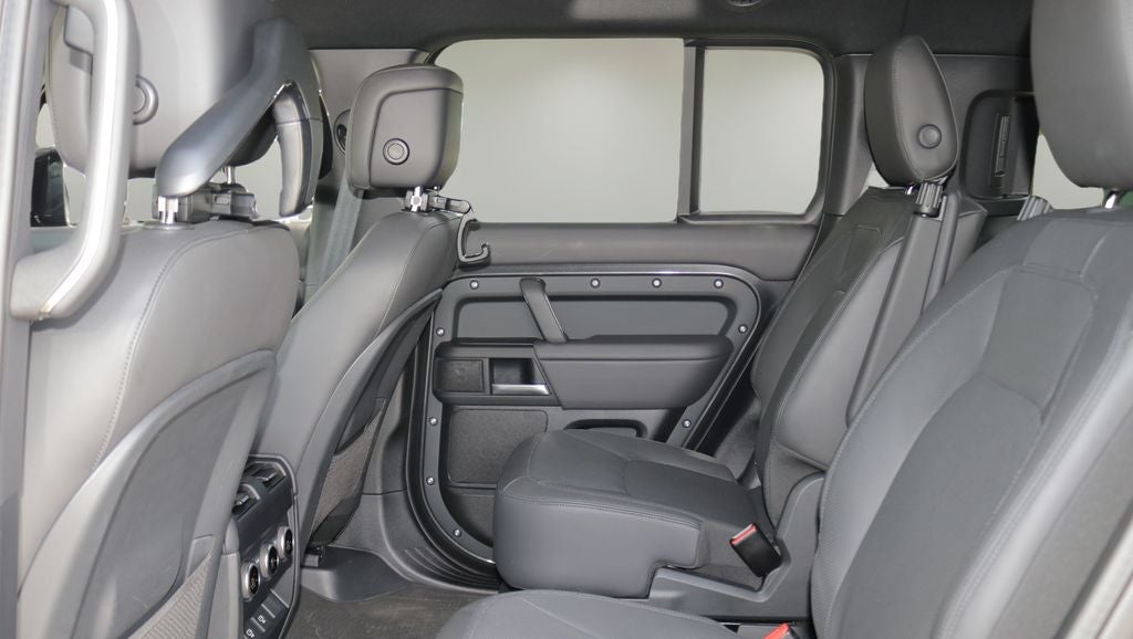 2025 Land Rover Defender 130 X-Dynamic SE