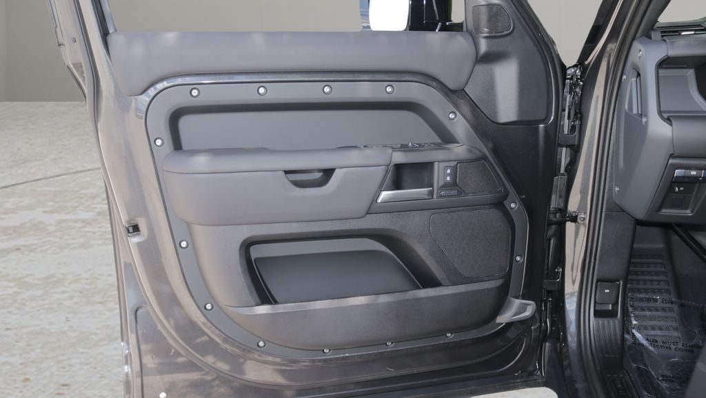 2025 Land Rover Defender 130 X-Dynamic SE
