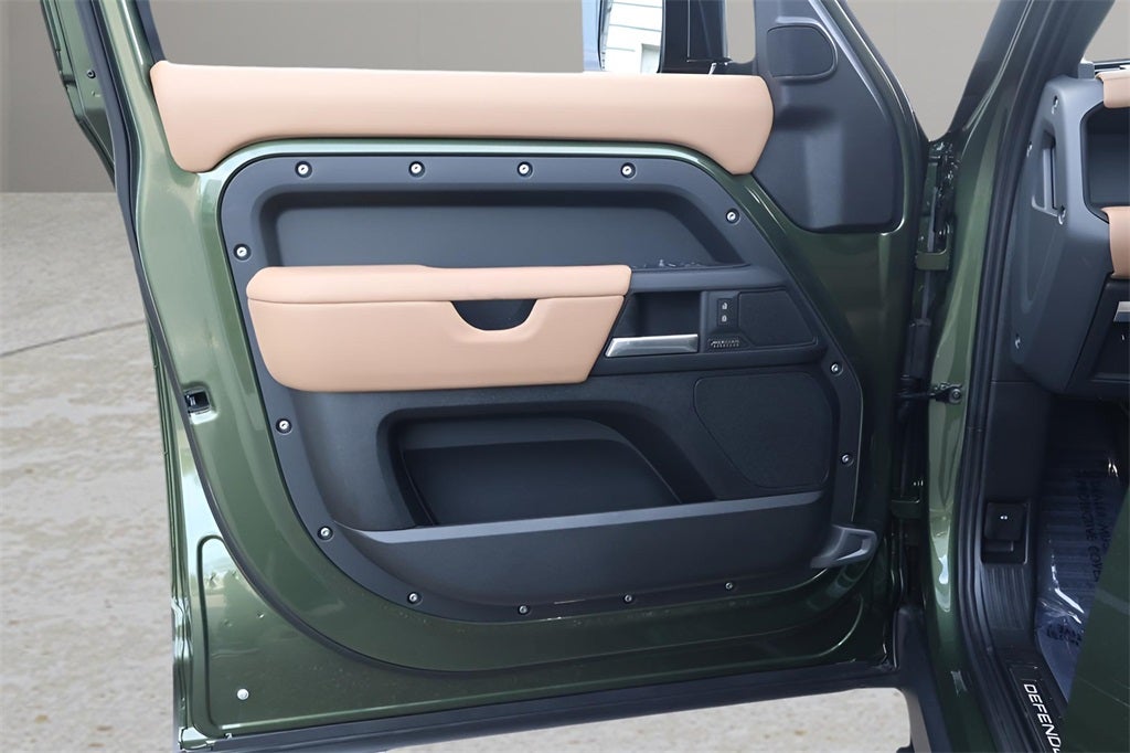 2026 Land Rover Defender 130 X-Dynamic SE