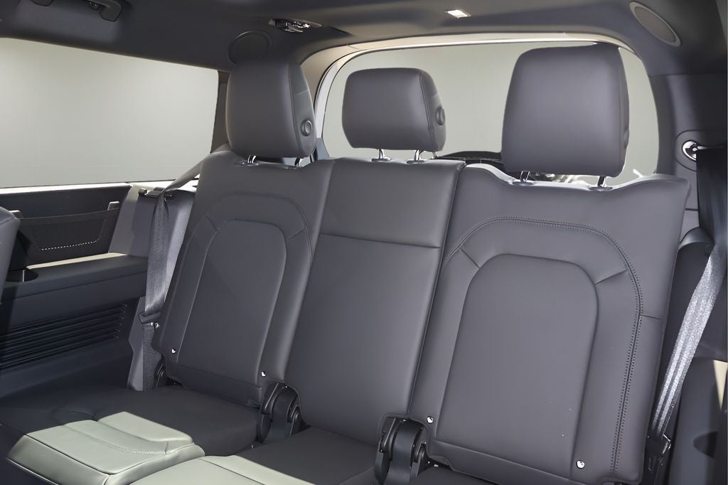2026 Land Rover Defender 130 X-Dynamic SE