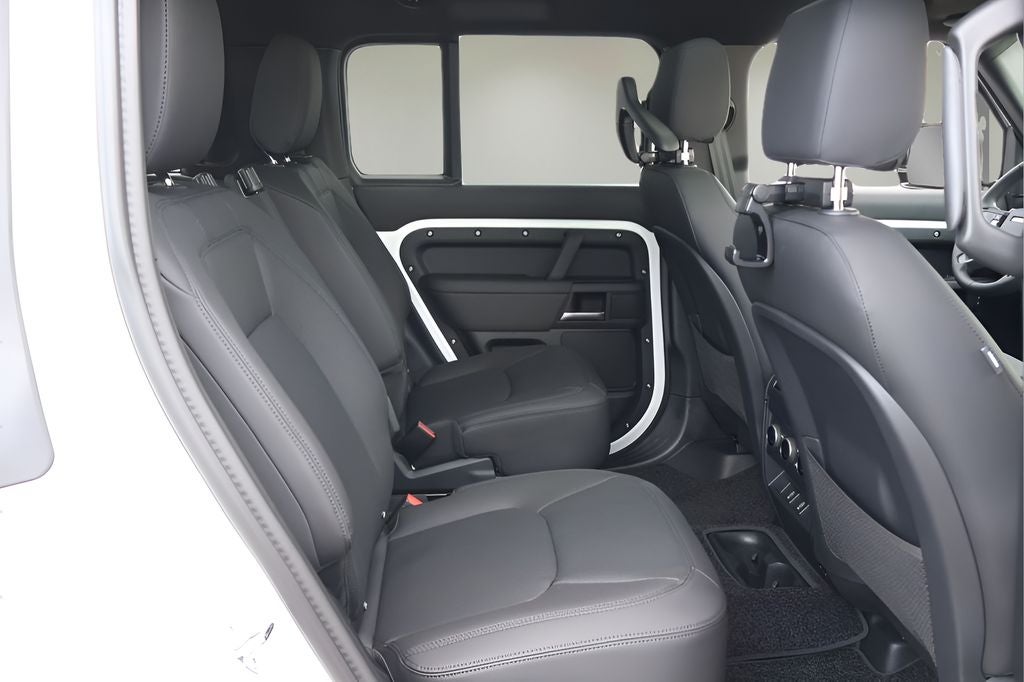 2026 Land Rover Defender 130 X-Dynamic SE