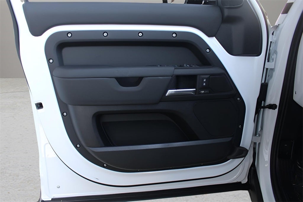 2025 Land Rover Defender 130 X-Dynamic SE