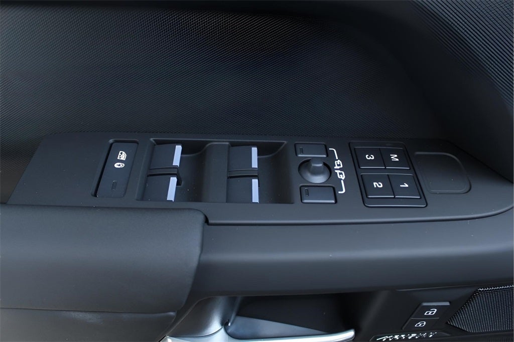 2025 Land Rover Defender 130 X-Dynamic SE