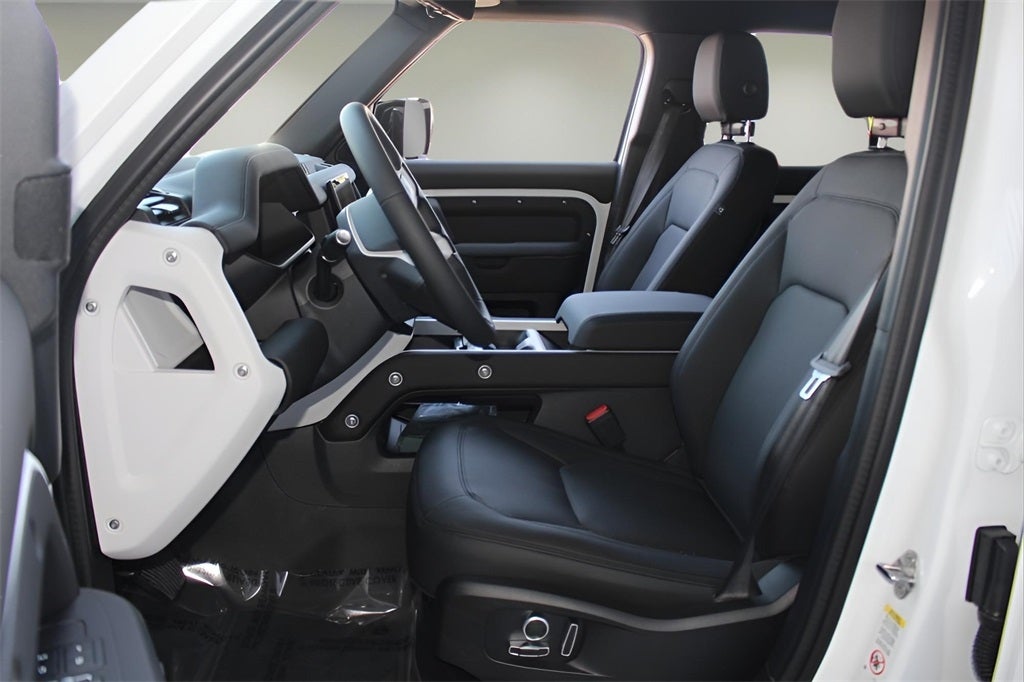 2025 Land Rover Defender 130 X-Dynamic SE