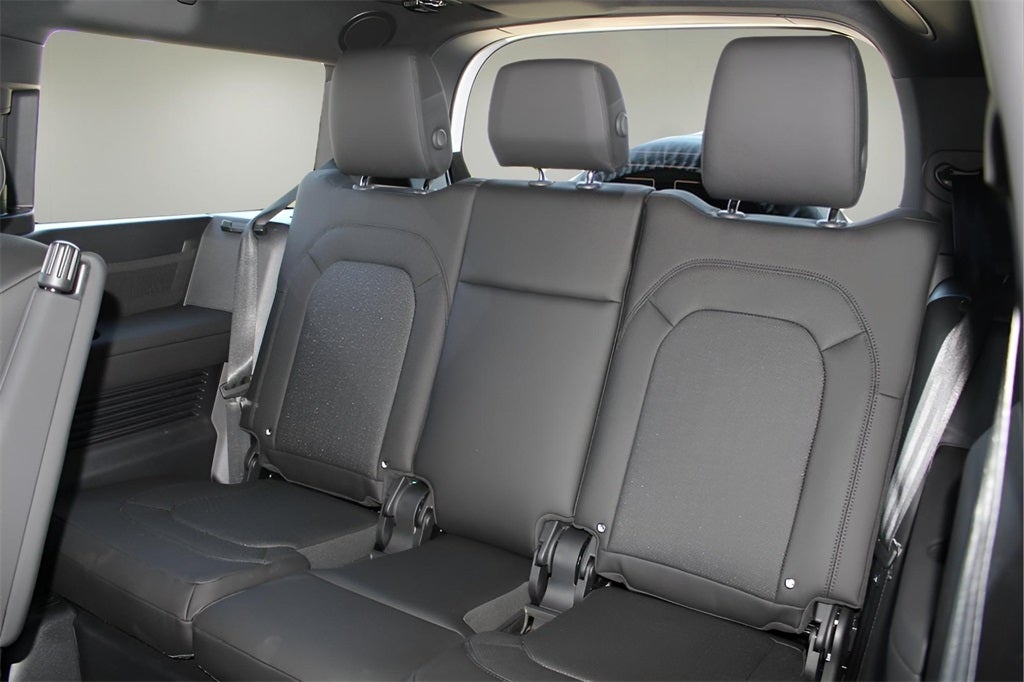 2025 Land Rover Defender 130 X-Dynamic SE