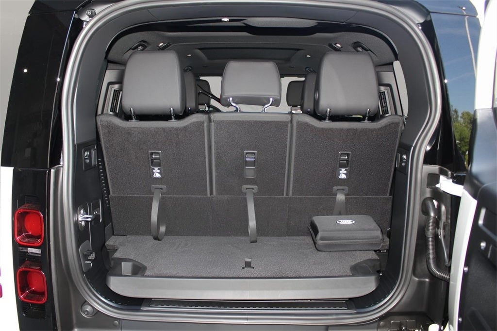 2025 Land Rover Defender 130 X-Dynamic SE