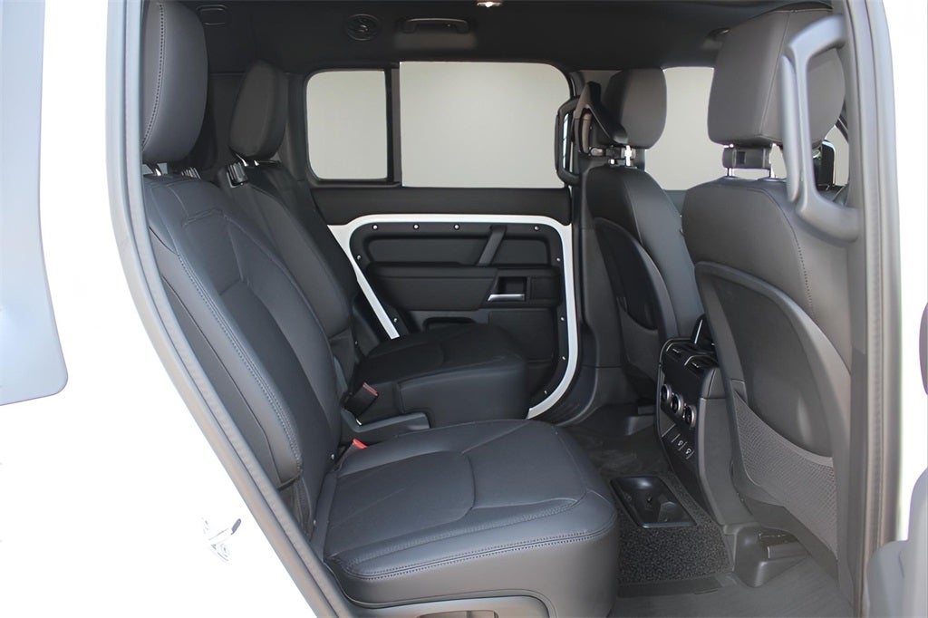 2025 Land Rover Defender 130 X-Dynamic SE