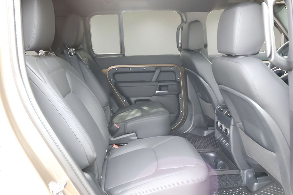 2026 Land Rover Defender 130 X-Dynamic SE