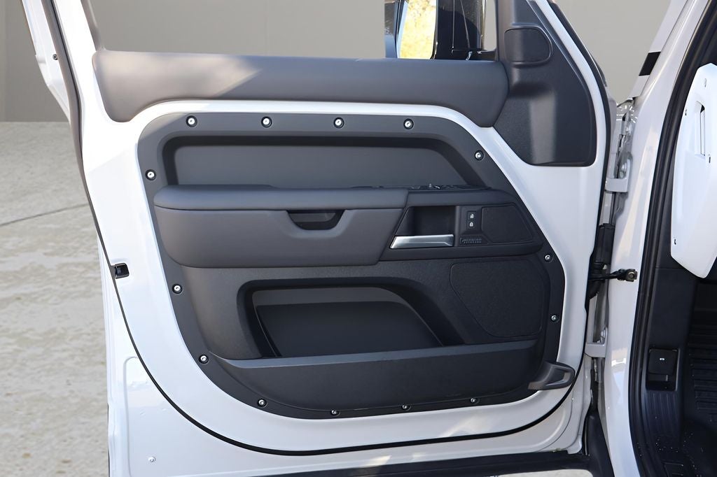 2026 Land Rover Defender 130 X-Dynamic SE