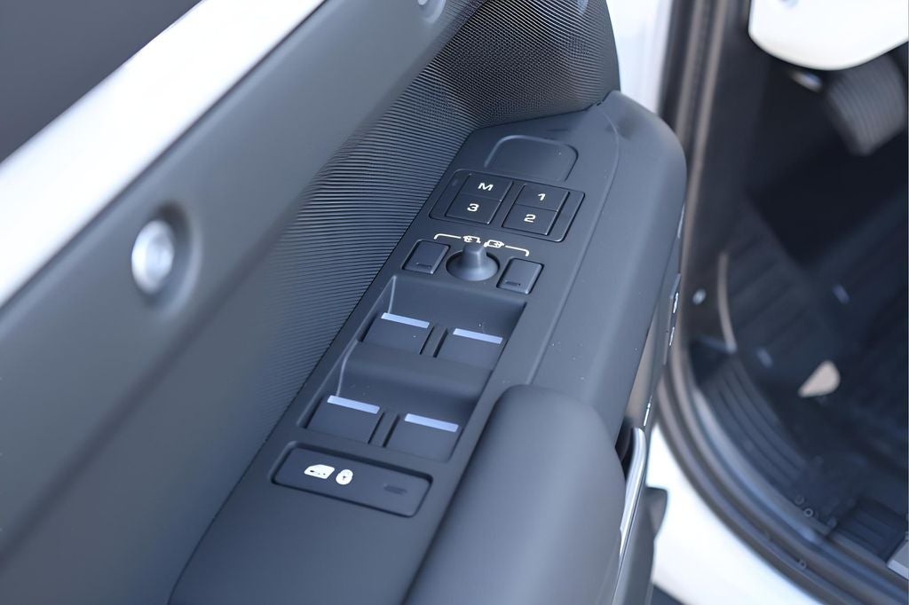 2026 Land Rover Defender 130 X-Dynamic SE