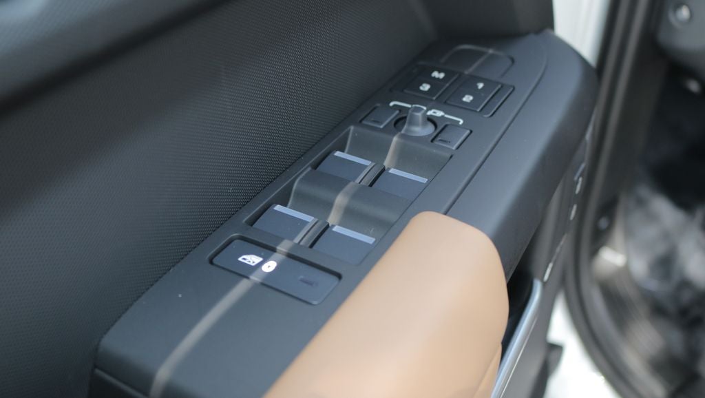 2026 Land Rover Defender 130 X-Dynamic SE