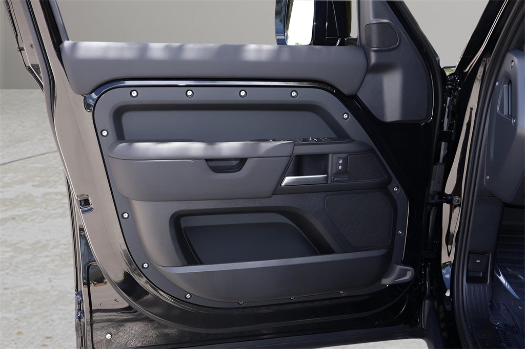 2025 Land Rover Defender 110 S