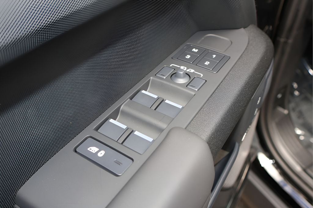 2026 Land Rover Defender 110 V8