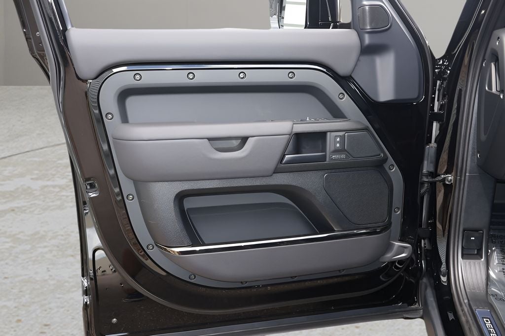 2026 Land Rover Defender 110 V8