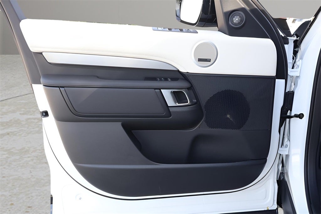 2026 Land Rover Discovery Tempest Edition