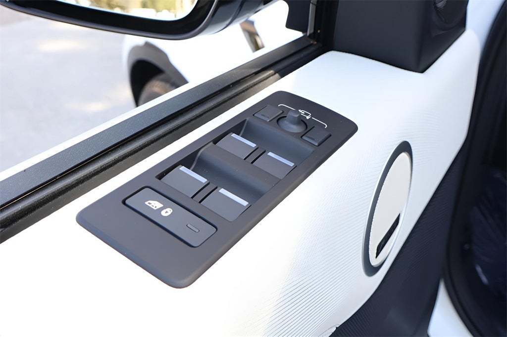 2026 Land Rover Discovery Tempest Edition