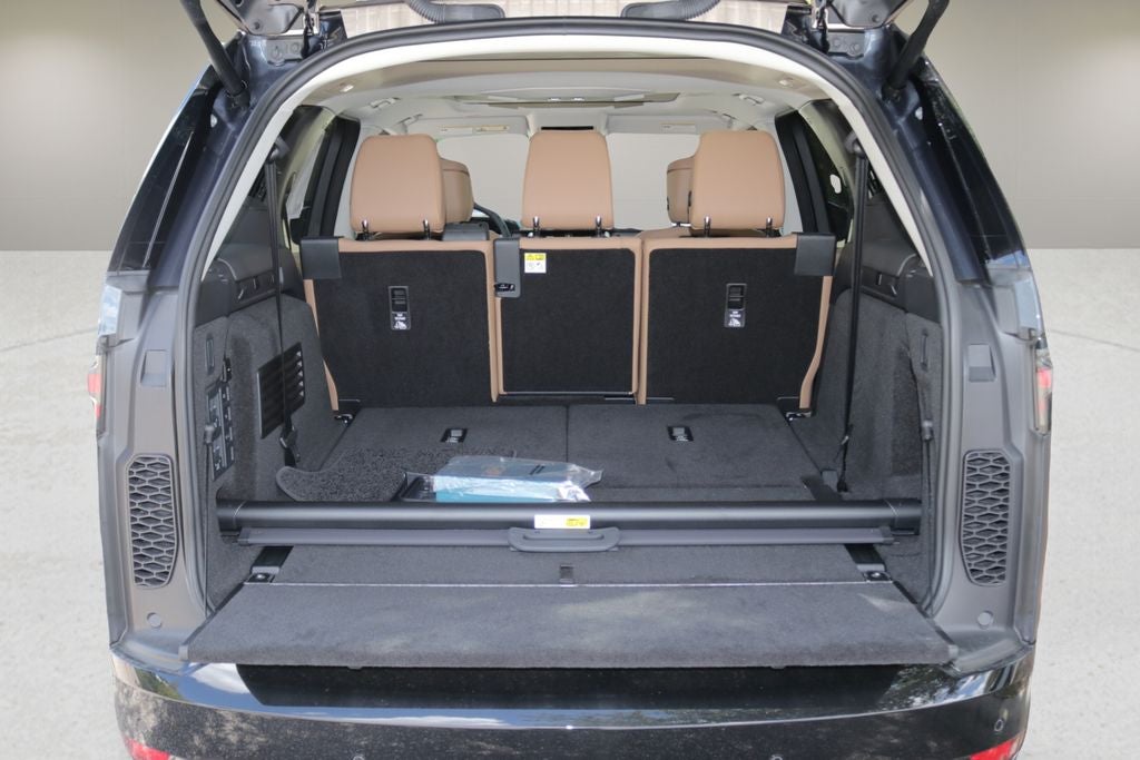 2026 Land Rover Discovery Base