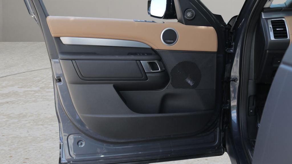 2026 Land Rover Discovery Base