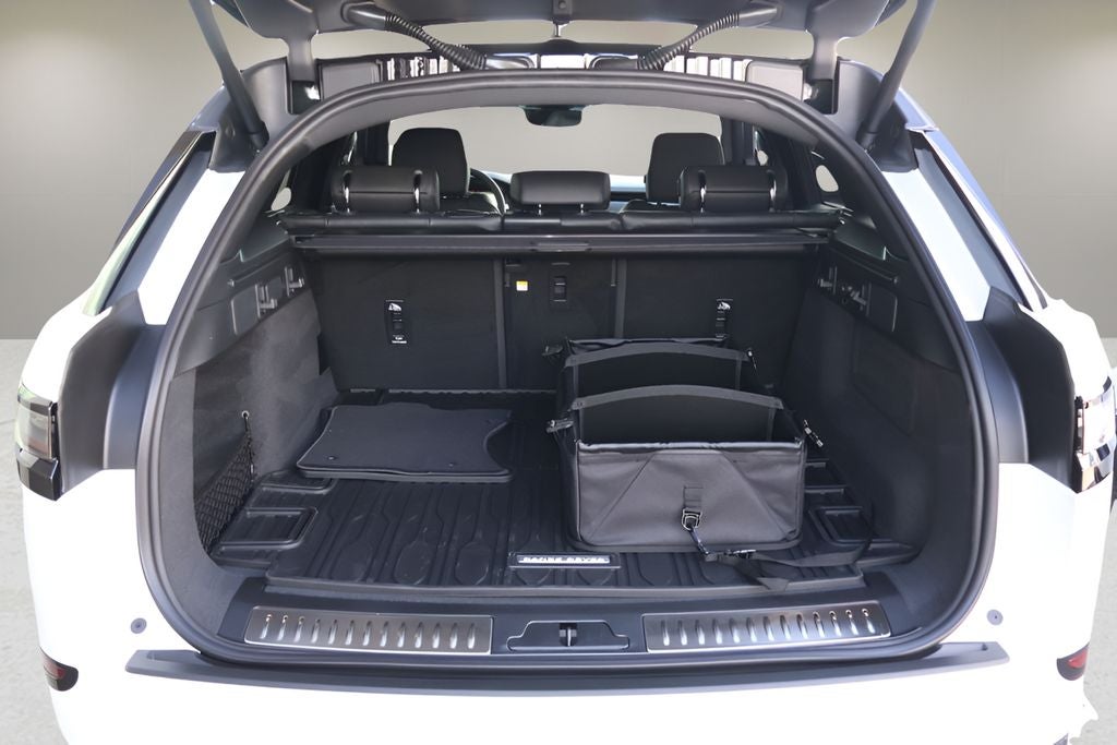 2026 Land Rover Range Rover Velar Dynamic SE