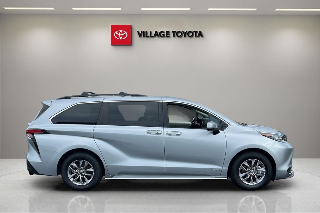 2021 Toyota Sienna LE 8 Passenger