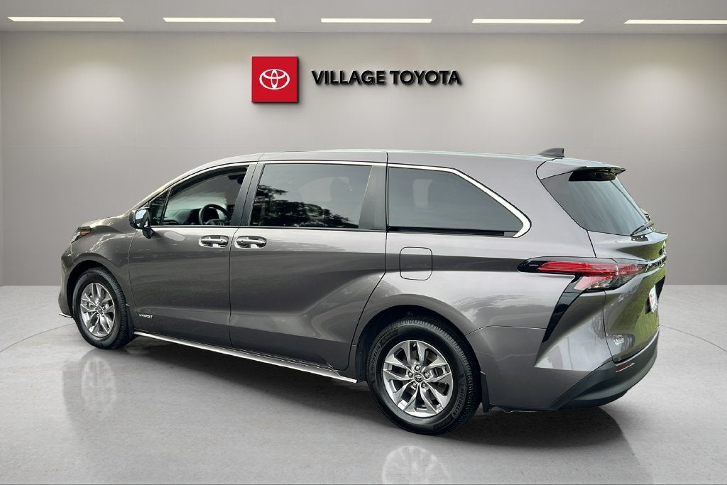 2021 Toyota Sienna LE 8 Passenger