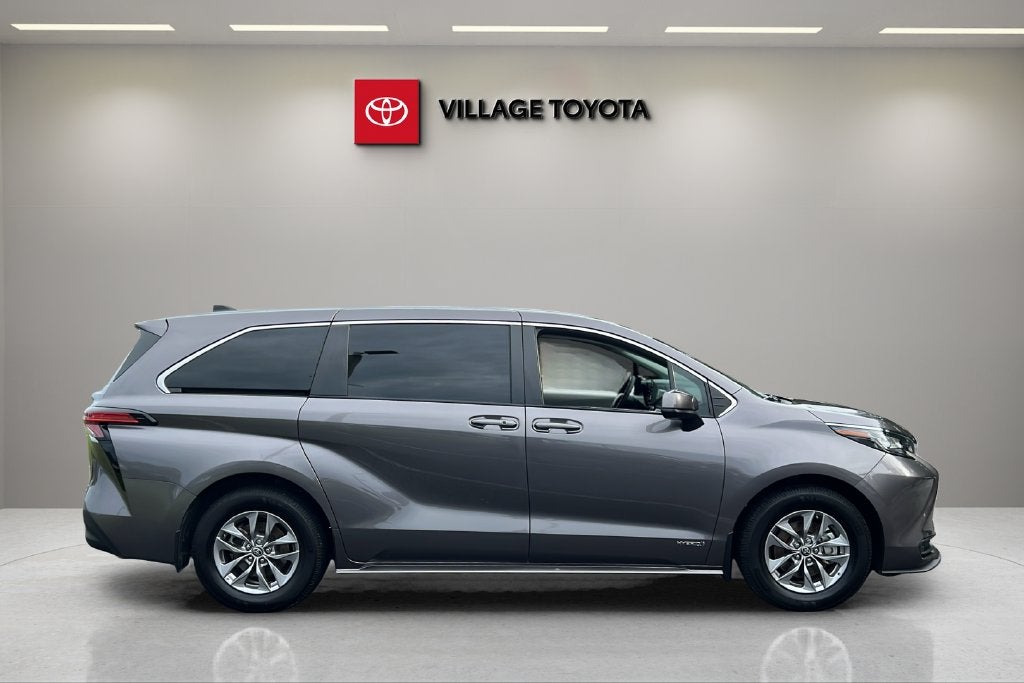 2021 Toyota Sienna LE 8 Passenger