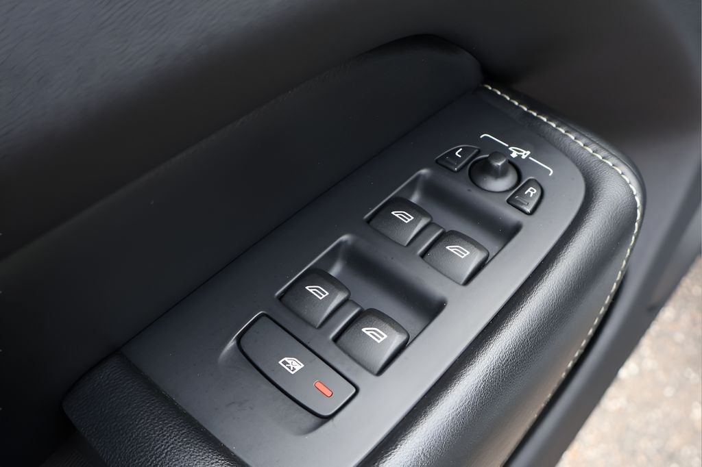 2018 Volvo XC60 Hybrid T8 R-Design