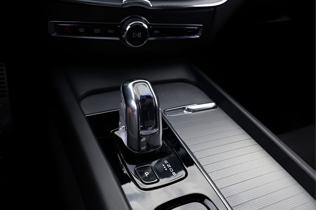 2018 Volvo XC60 Hybrid T8 R-Design