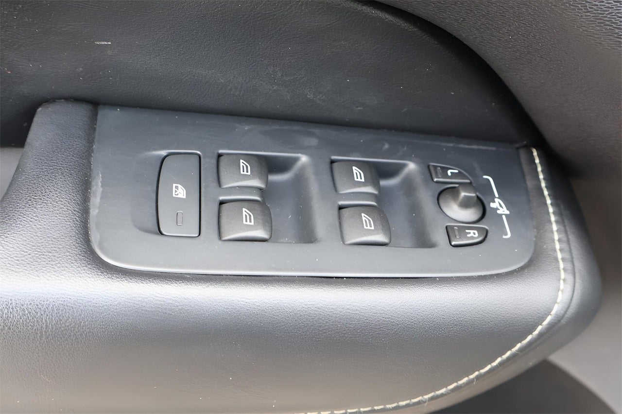 2018 Volvo XC60 Hybrid T8 R-Design