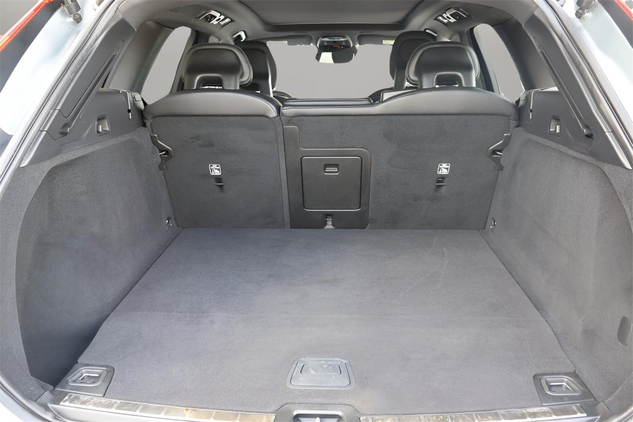 2018 Volvo XC60 Hybrid T8 R-Design