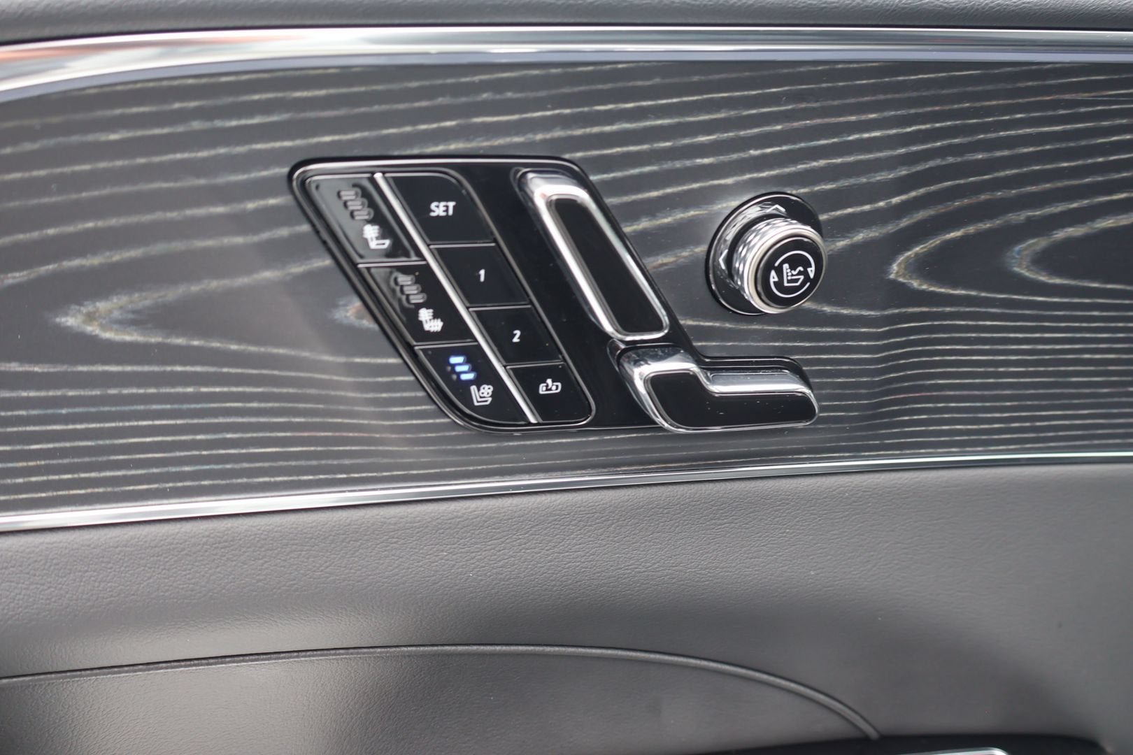 2024 Cadillac LYRIQ Luxury 3