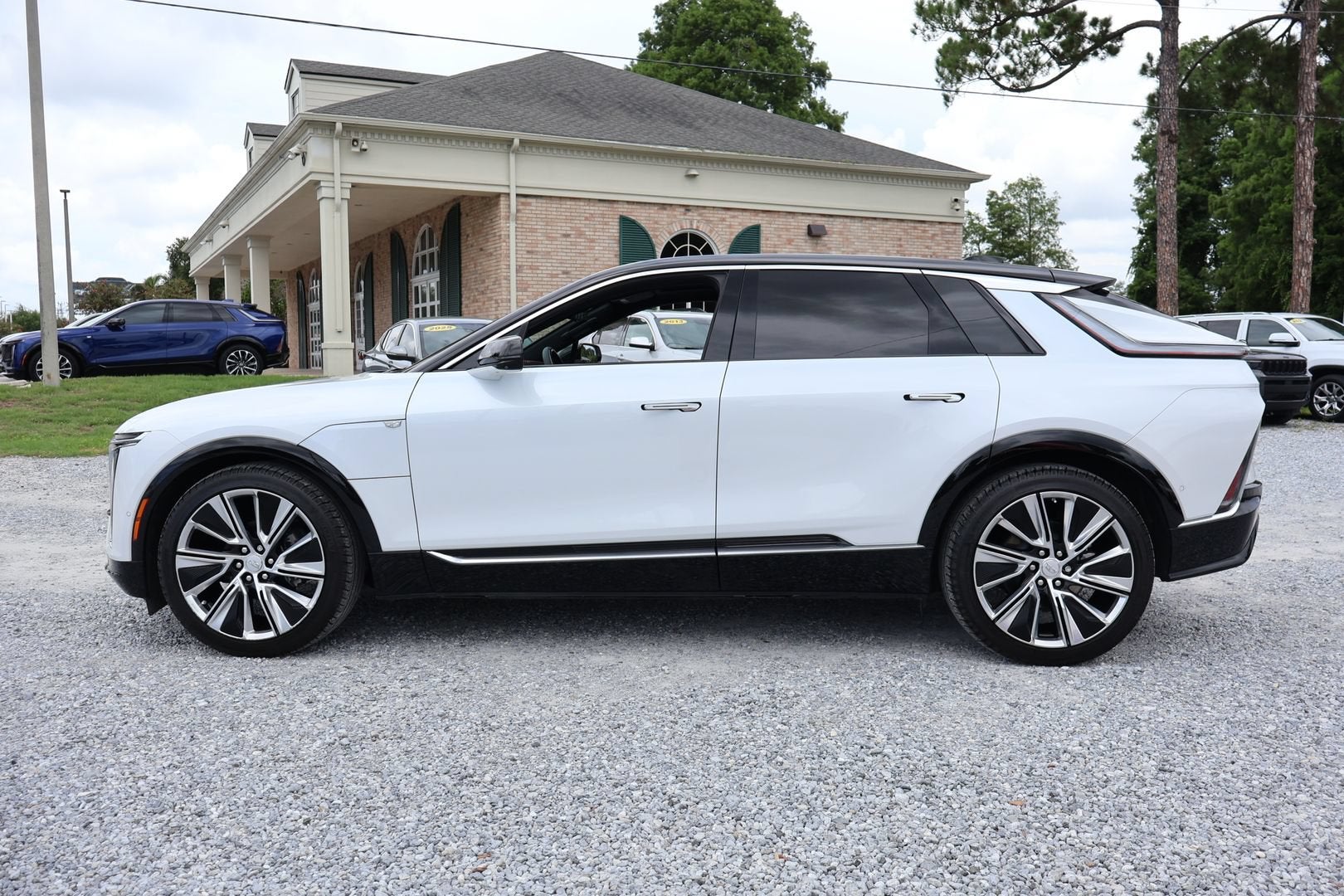 2024 Cadillac LYRIQ Luxury 3