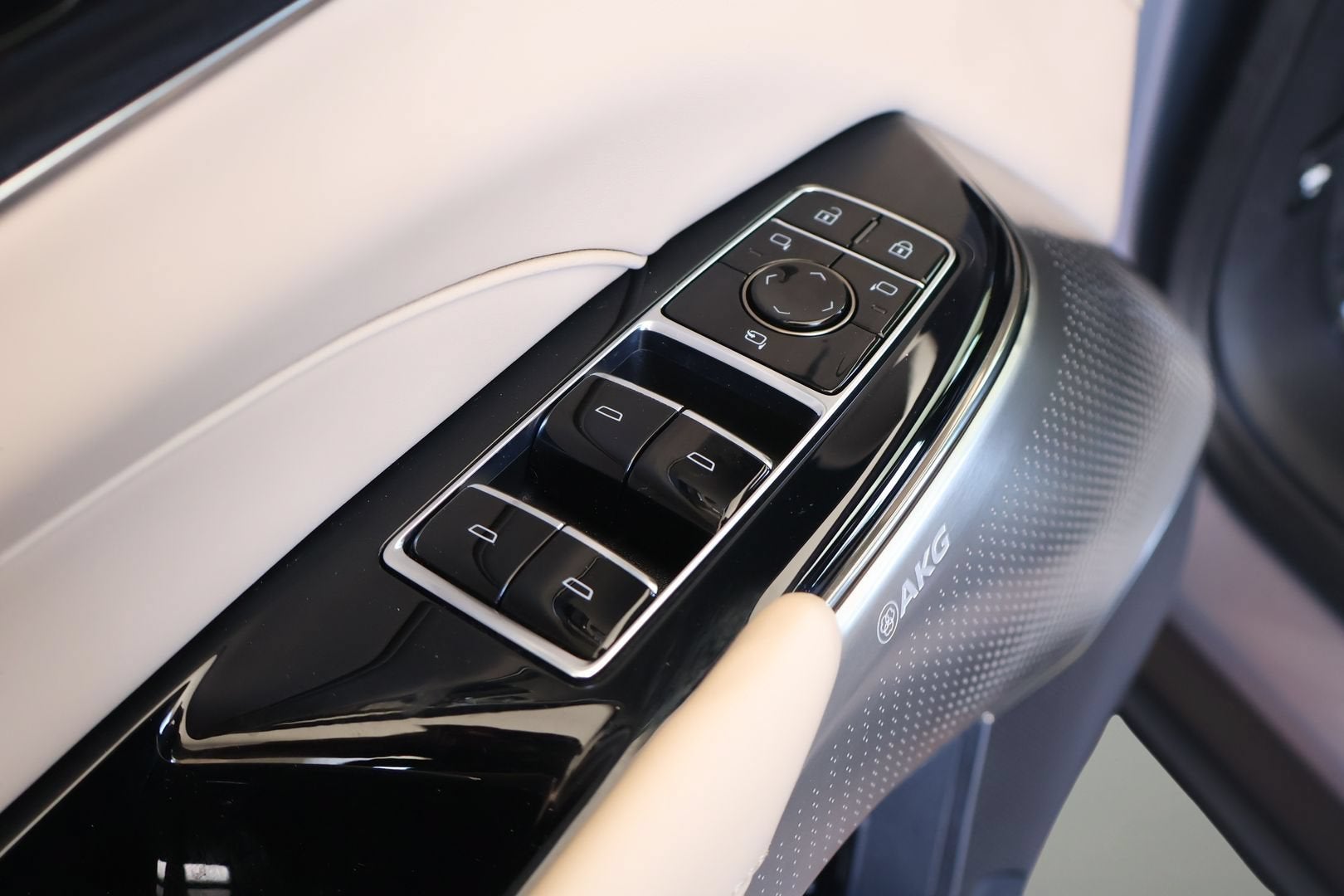 2024 Cadillac LYRIQ Luxury 3