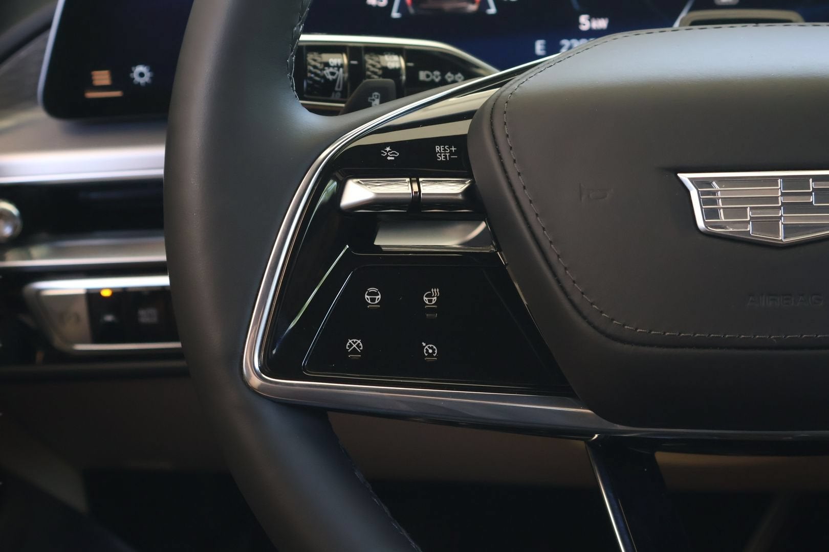 2024 Cadillac LYRIQ Luxury 3